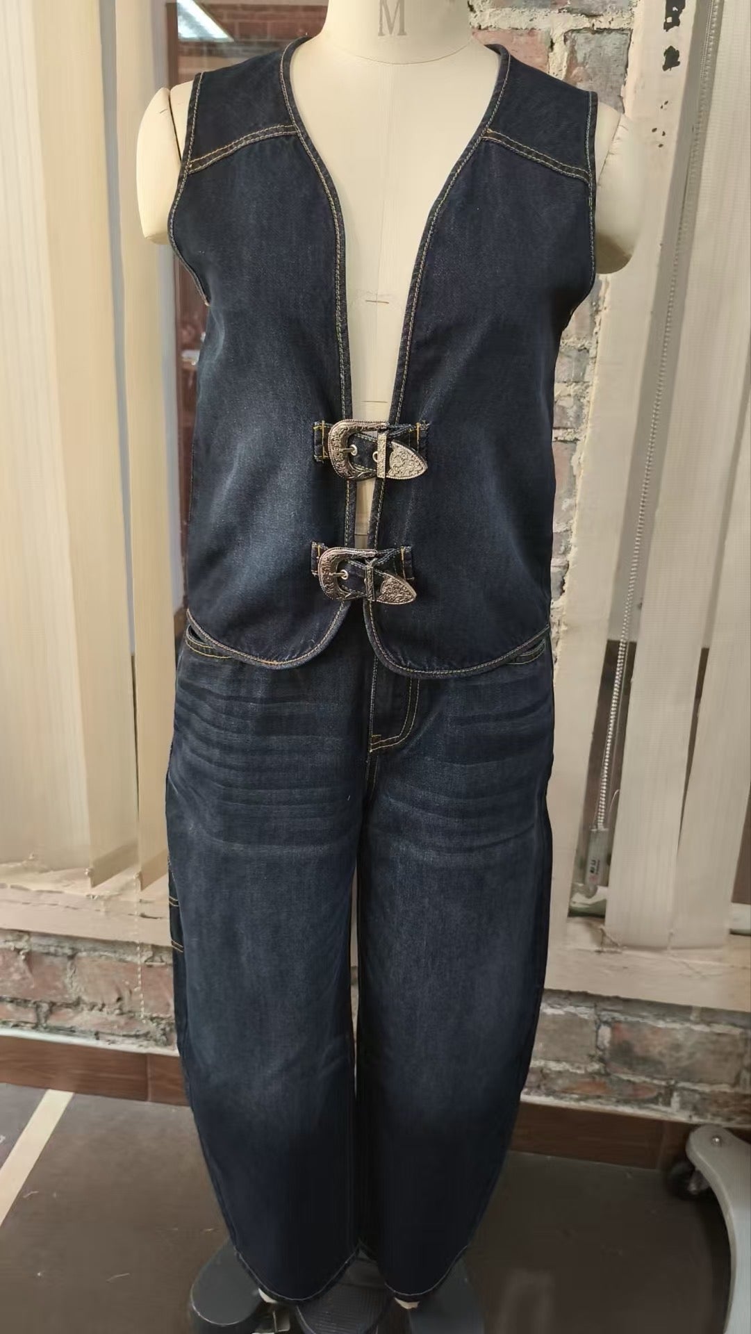 HH8700 BUCKLE BARREL JEANS