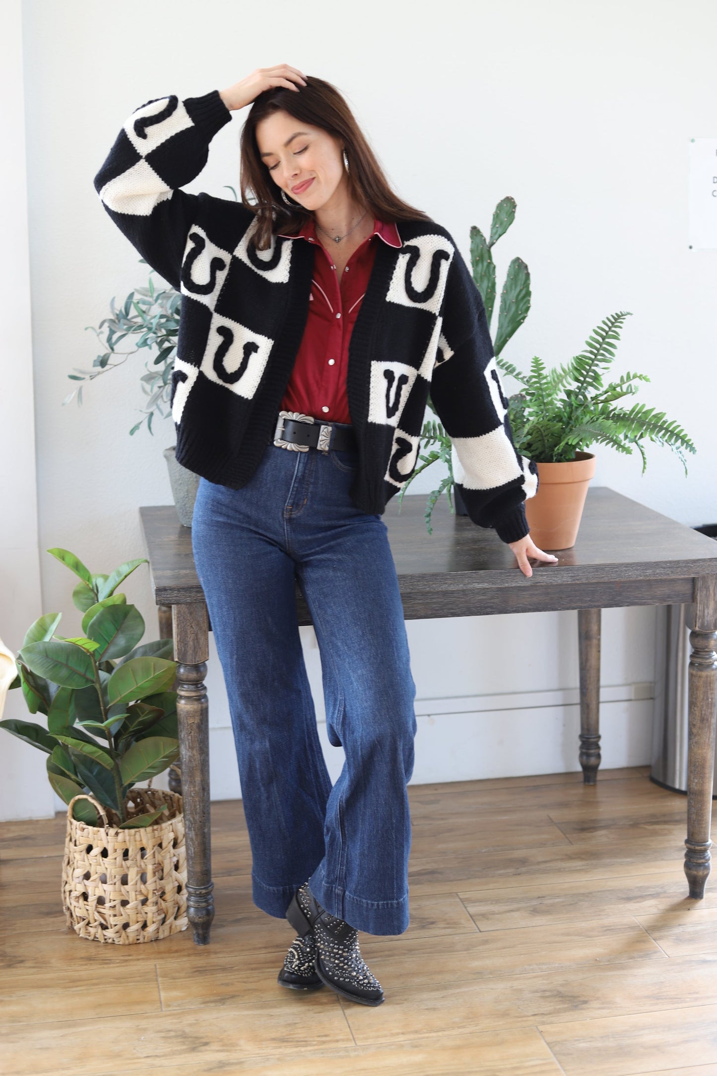 HH2864 BLACK/WHITE HORSESHOE CHECK CARDI